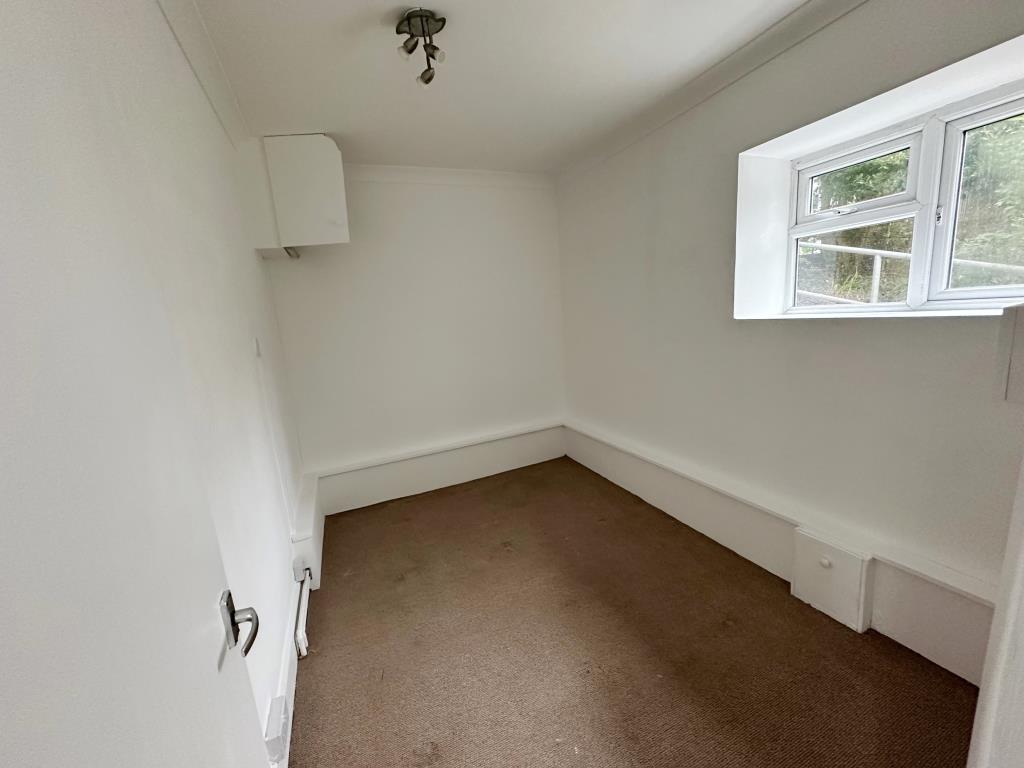 Lot: 73 - ONE-BEDROOM FLAT WITH PRIVATE ENTRANCE - Bedroom